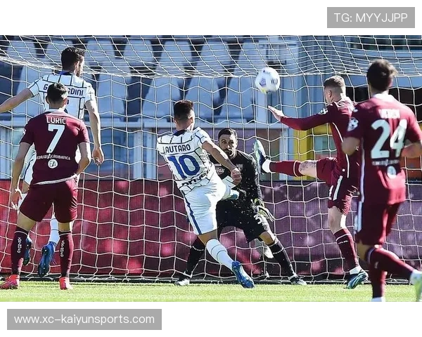 德里赫特与替补中卫单独练习定位球衔接，防守细节升级